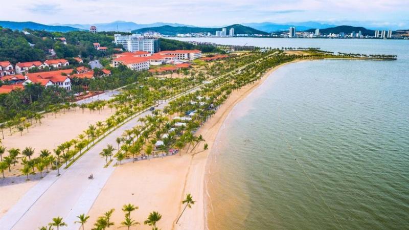 Bể bơi ngoài trời xanh mát tại Tuần Châu Resort Hạ Long với ghế nằm thư giãn